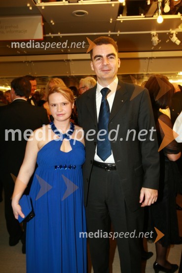 Danilo Tomšič, direktor področja prodaja in marketing v podjetju Mobitel in soproga Andreja Šuštaršič Tomšič13. Veliki dobrodelni ples Lions kluba Ljubljana ob 20-obletnici lionizma v Sloveniji