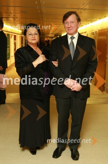 Uroš Lajovic, dirigent in njegova soproga Saša13. Veliki dobrodelni ples Lions kluba Ljubljana ob 20-obletnici lionizma v Sloveniji