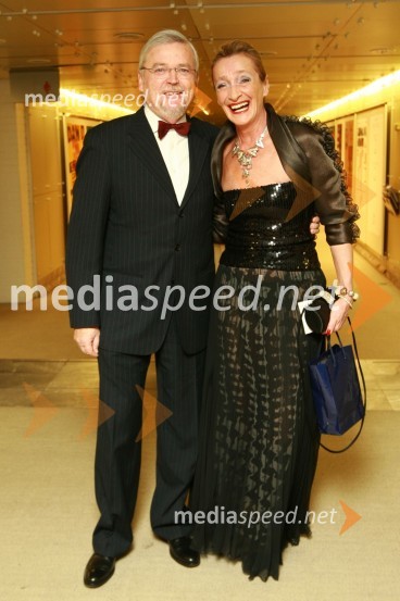 ... in 	Mojca Beseničar, modna oblikovalka13. Veliki dobrodelni ples Lions kluba Ljubljana ob 20-obletnici lionizma v Sloveniji