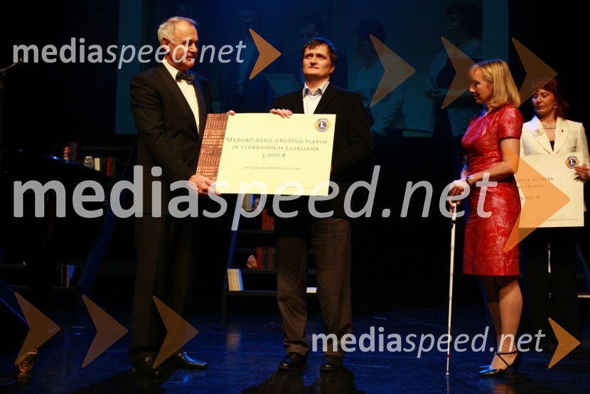 Miro Bogataj, predsednik odbora za humanitarno dejavnost Lions kluba Ljubljana, Ivan Mlačnik, predsednik Medobčinskega društva slepih in slabovidnih Ljubljana ter Zdenka Tomažič, tajnica MODSS Ljubljana13. Veliki dobrodelni ples Lions kluba Ljubljana ob 20-obletnici lionizma v Sloveniji