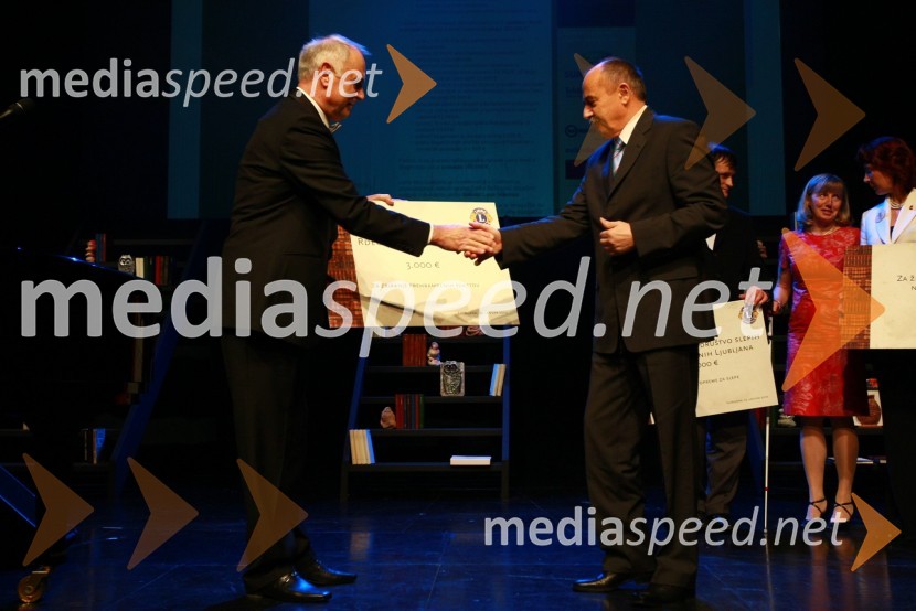 Miro Bogataj, predsednik odbora za humanitarno dejavnost Lions kluba Ljubljana in Janez Pezelj generalni sekretar Rdečega križa Slovenija13. Veliki dobrodelni ples Lions kluba Ljubljana ob 20-obletnici lionizma v Sloveniji