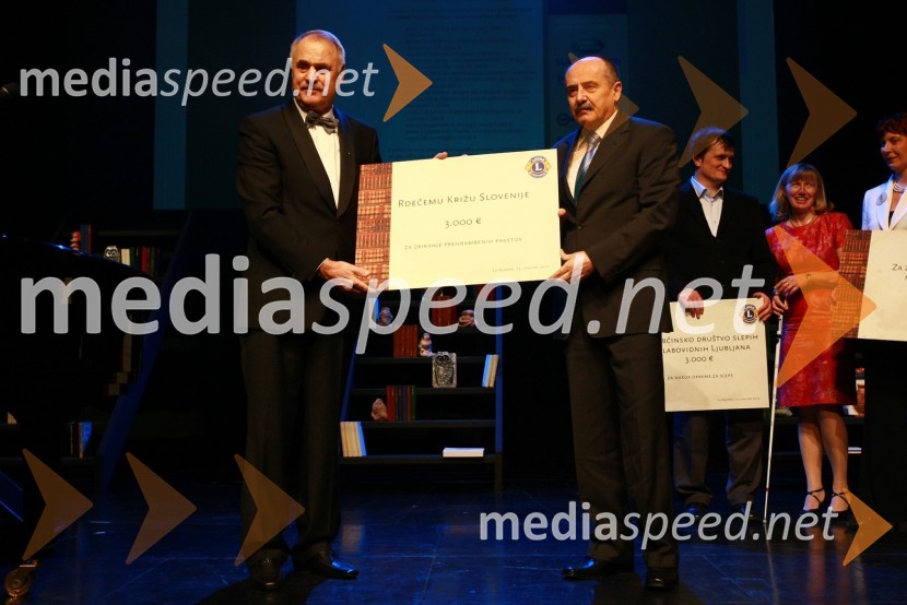 Miro Bogataj, predsednik odbora za humanitarno dejavnost Lions kluba Ljubljana in Janez Pezelj generalni sekretar Rdečega križa Slovenija13. Veliki dobrodelni ples Lions kluba Ljubljana ob 20-obletnici lionizma v Sloveniji