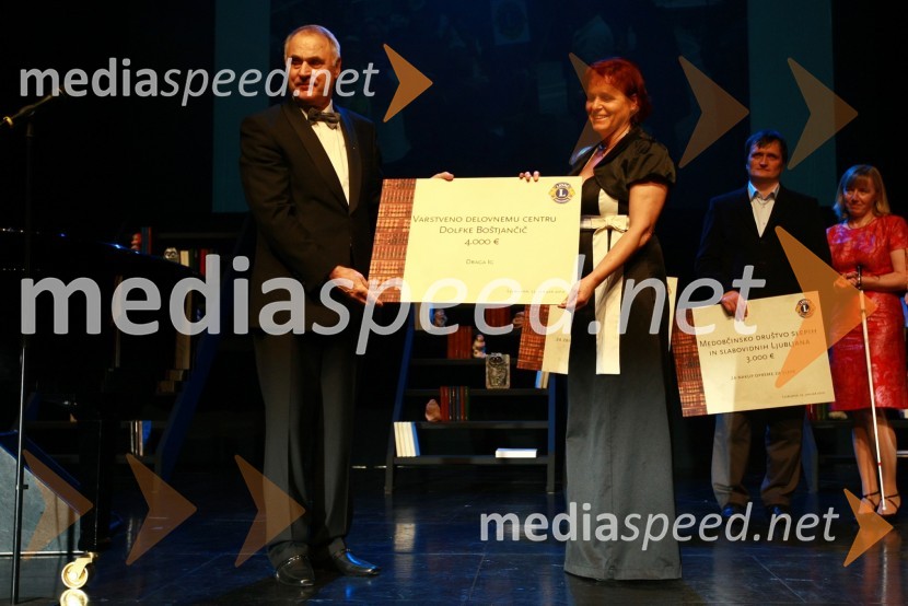Miro Bogataj, predsednik odbora za humanitarno dejavnost Lions kluba Ljubljana in dr. Valerija Bužan, direktorica Centra Dolfke Boštjančič Ig13. Veliki dobrodelni ples Lions kluba Ljubljana ob 20-obletnici lionizma v Sloveniji