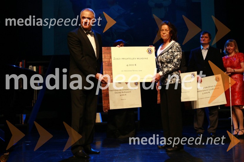 Miro Bogataj, predsednik odbora za humanitarno dejavnost Lions kluba Ljubljana in Anita Ogulin, Zveza prijateljev mladine Ljubljana13. Veliki dobrodelni ples Lions kluba Ljubljana ob 20-obletnici lionizma v Sloveniji