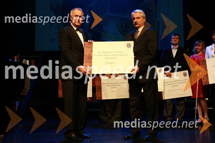 Miro Bogataj, predsednik odbora za humanitarno dejavnost Lions kluba Ljubljana in mag. Franc Hočevar, svetovalec predsednika Republike13. Veliki dobrodelni ples Lions kluba Ljubljana ob 20-obletnici lionizma v Sloveniji