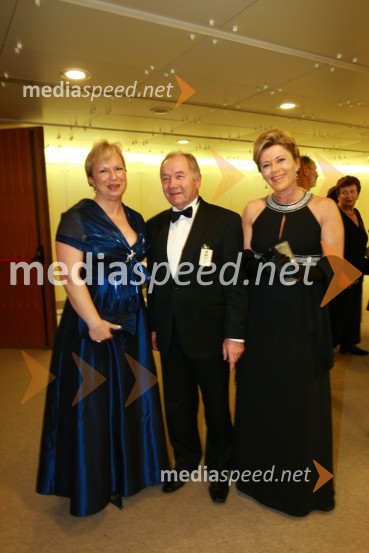 Sabrina Pečelin vodja odnosov z javnostmi pri Porsche Slovenija, dr. Anton Camplin, past guverner Lions distrikta 129 Slovenija in hči Mojca Hera Camplin, Porsche Leasing13. Veliki dobrodelni ples Lions kluba Ljubljana ob 20-obletnici lionizma v Sloveniji