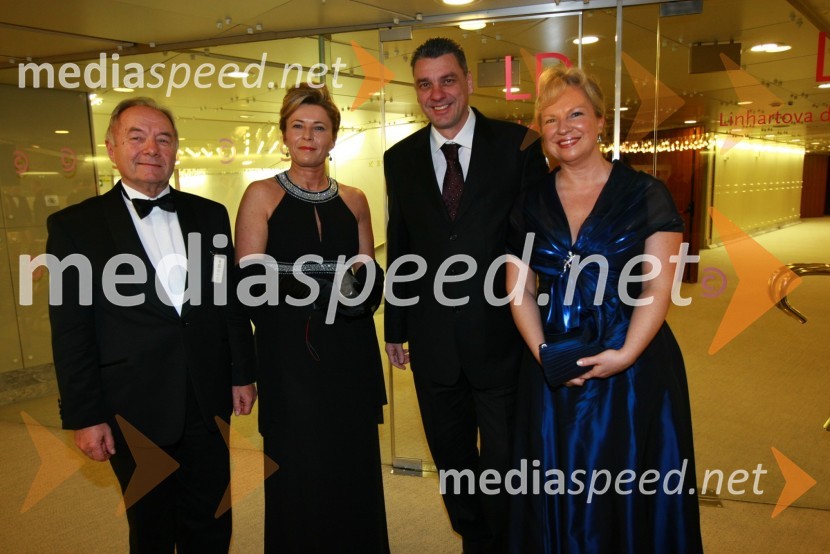 Dr. Anton Camplin, past guverner Lions distrikta 129 Slovenija, hči Mojca Hera Camplin, Porsche Leasing, Sabrina Pečelin vodja odnosov z javnostmi pri Porsche Slovenija ter njen življenjski sopotnik Aleš Radelj13. Veliki dobrodelni ples Lions kluba Ljubljana ob 20-obletnici lionizma v Sloveniji