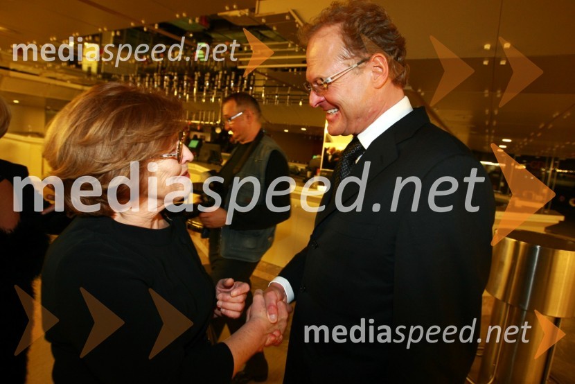 Štefka Kučan, soproga Milana Kučana in Janez Škrabec, direktor podjetja Riko d.o.o.13. Veliki dobrodelni ples Lions kluba Ljubljana ob 20-obletnici lionizma v Sloveniji