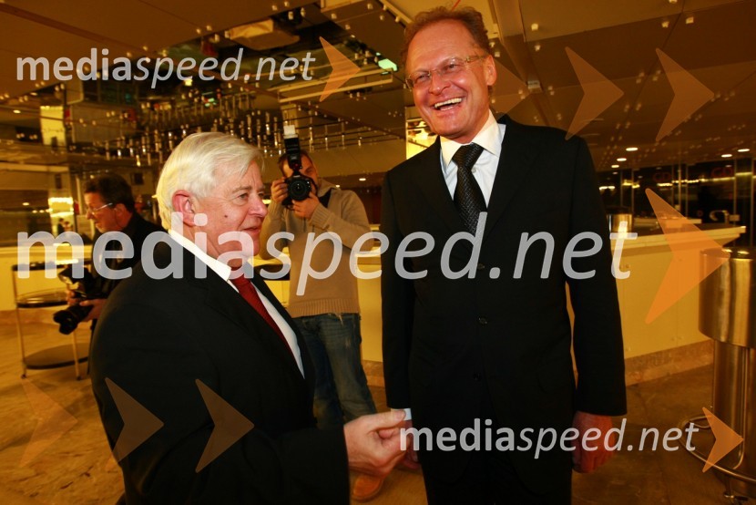 Milan Kučan, nekdanji predsednik Republike Slovenije in Janez Škrabec, direktor podjetja Riko d.o.o.13. Veliki dobrodelni ples Lions kluba Ljubljana ob 20-obletnici lionizma v Sloveniji