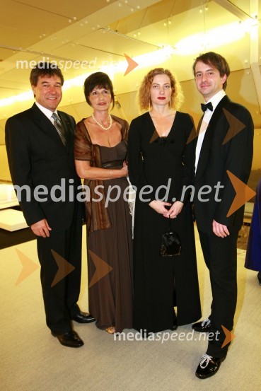 France Baloh in soproga Marjana, lionista, Hermina Kovačič, urednica Diners Magazine in Igor Seme, pianist in predsednik LK Domžale13. Veliki dobrodelni ples Lions kluba Ljubljana ob 20-obletnici lionizma v Sloveniji