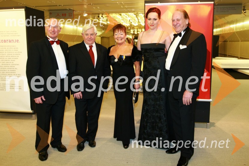 Tone Prosenc, odvetnik, Milan Kučan, nekdanji predsednik Republike Slovenije, Tjaša Andree Prosenc, odvetnica, Katja Vinšek in Tomislav Loboda, zlatar13. Veliki dobrodelni ples Lions kluba Ljubljana ob 20-obletnici lionizma v Sloveniji