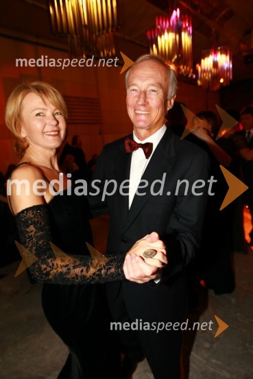 Janez Pergar, predsednik upravnega odbora podjetja Kompas d.d. in njegova soproga Nevenka Črešnar Pergar, lastnica in direktorica podjetja NP Consulting13. Veliki dobrodelni ples Lions kluba Ljubljana ob 20-obletnici lionizma v Sloveniji