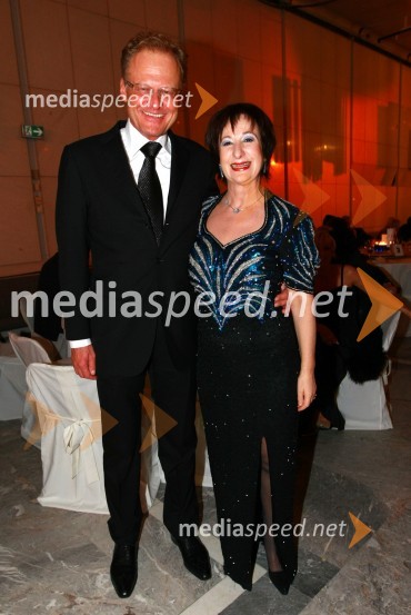 Janez Škrabec, direktor podjetja Riko d.o.o. in Polona Vetrih, igralka13. Veliki dobrodelni ples Lions kluba Ljubljana ob 20-obletnici lionizma v Sloveniji