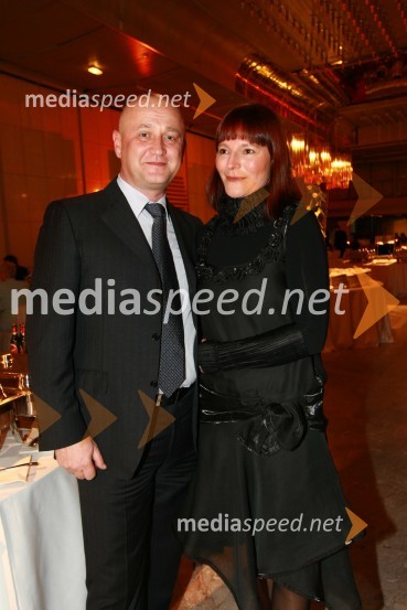 Matjaž Gantar, direkor KD group in njegova življenjska sopotnica Mojca Ribič13. Veliki dobrodelni ples Lions kluba Ljubljana ob 20-obletnici lionizma v Sloveniji