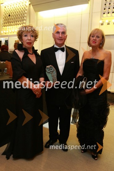 Breda Miklavčič, soproga Boruta Miklavčiča, Ludvik Toplak, nekdanji rektor mariborske univerze in soproga Edita Benko Toplak13. Veliki dobrodelni ples Lions kluba Ljubljana ob 20-obletnici lionizma v Sloveniji