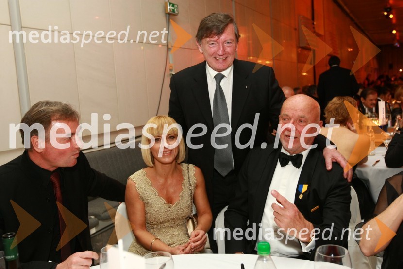 Dr. Igor Bartenjev, Barbra Jermann, urednica revije Lady, Uroš Lajovic, dirigent in Joco Žnidaršič, fotograf13. Veliki dobrodelni ples Lions kluba Ljubljana ob 20-obletnici lionizma v Sloveniji