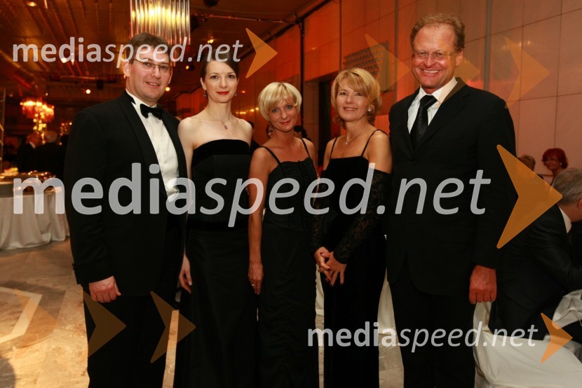 Žiga Debeljak, predsednik uprave družbe Mercator in soproga Metoda, Sonja Poljanšek - Škrabec, lastnica Welness centra Sunny, Nevenka Črešnar Pergar, lastnica in direktorica podjetja NP Consulting in soprog Janez Pergar, predsednik upravnega odbora podjetja Kompas d.d.13. Veliki dobrodelni ples Lions kluba Ljubljana ob 20-obletnici lionizma v Sloveniji