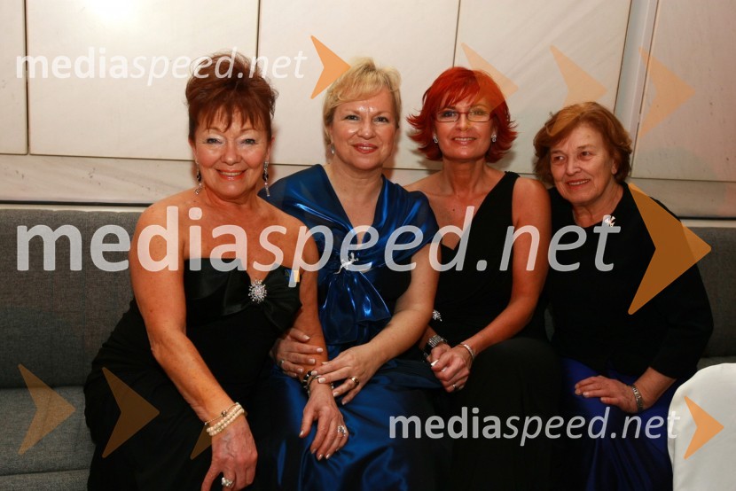 Tjaša Andree Prosenc, odvetnica, Sabrina Pečelin, vodja odnosov z javnostmi pri Porsche Slovenija, Darinka Pavlič Kamien, predsednica Lions kluba Ljubljana in Štefka Kučan, soproga Milana Kučana13. Veliki dobrodelni ples Lions kluba Ljubljana ob 20-obletnici lionizma v Sloveniji