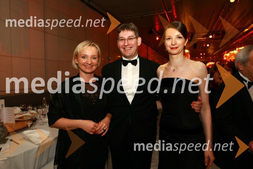 Polona Bohorič, direktorica podjetja Divanova d.o.o. in članica Lions kluba Ljubljana, Žiga Debeljak, predsednik uprave družbe Mercator in soproga Metoda13. Veliki dobrodelni ples Lions kluba Ljubljana ob 20-obletnici lionizma v Sloveniji