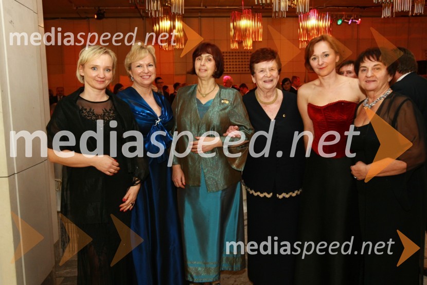 Polona Bohorič, direktorica podjetja Divanova d.o.o. in članica Lions kluba Ljubljana, Sabrina Pečelin, vodja odnosov z javnostmi pri Porsche Slovenija, Bogi Pretnar Kozinc, Nuša Kerševan, ddr. Barbara Jaki, direktorica Narodne galerije in Dunja Bohorič, svetovalka v podjetju Divanova d.o.o. in ustanovitvena članica Lions kluba Ljubljana13. Veliki dobrodelni ples Lions kluba Ljubljana ob 20-obletnici lionizma v Sloveniji