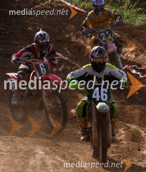 Miha Urbas (Slovenija), za njim levo Christian Jull (Danska) in desno Kevin Zollinger (Švica)MOTOKROS, EP junior do 125 ccm, Brežice