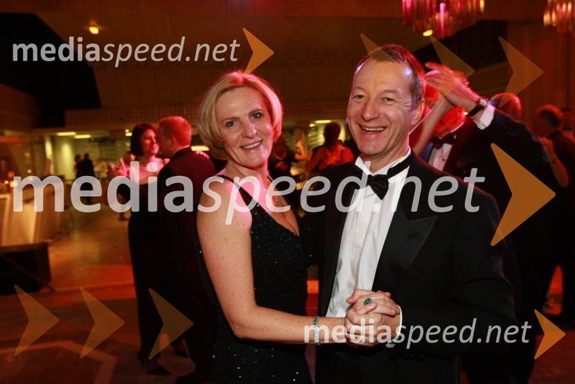 Igor Lah, lastnik družbe KS2 Naložbe in soproga Mojca13. Veliki dobrodelni ples Lions kluba Ljubljana ob 20-obletnici lionizma v Sloveniji