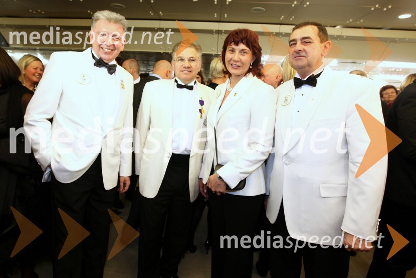 Angel Georgievski, guverner makedonskih Lions klubov, Ivica Jakić, prvi guverner hrvaških Lions klubov, Polonca Kukec, guvernerka slovenskih Lions klubov in Darko Angebrandt, guverner hvraških Lions klubov13. Veliki dobrodelni ples Lions kluba Ljubljana ob 20-obletnici lionizma v Sloveniji