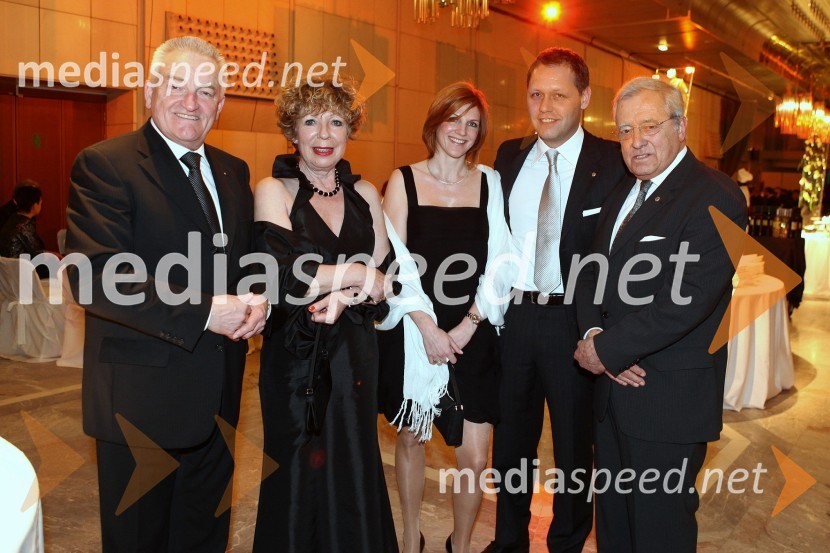 Borut Miklavčič, minister za zdravje in Pra Lion, njegova soproga Breda, Christian Anetter, predstavnik botrskega kluba LC Klagenfurt Carinthia, njegova soproga Tina in Mario Jeglič, ustanovitveni član Lions kluba Ljubljana13. Veliki dobrodelni ples Lions kluba Ljubljana ob 20-obletnici lionizma v Sloveniji