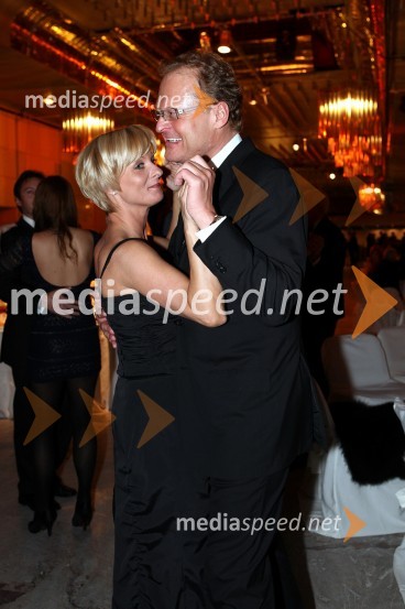 Janez Škrabec, direktor podjetja Riko d.o.o. in soproga Sonja Poljanšek - Škrabec, lastnica Welness centra Sunny13. Veliki dobrodelni ples Lions kluba Ljubljana ob 20-obletnici lionizma v Sloveniji