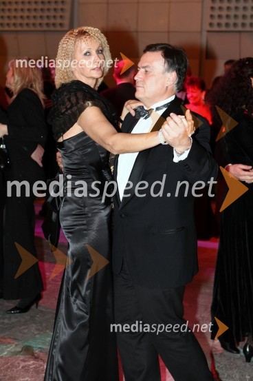 Slavko Stošicki, past guverner Lions distrikta 129 Slovenija in soproga Meta13. Veliki dobrodelni ples Lions kluba Ljubljana ob 20-obletnici lionizma v Sloveniji