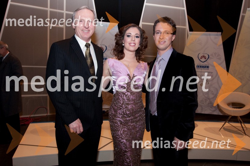 	... ., Ana Tavčar, TV voditeljica in Andrej Hofer, TV voditeljStopimo skupaj za nedonošenčke, dobrodelni koncert