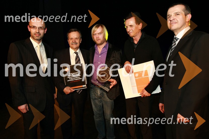 Tomaž Ranc, odgovorni urednik časnika Večer, dr. Radovan Stanislav Pejovnik, rektor Univerze v Ljubljani, Matjaž Javšnik, igralec in zmagovalec akcije Bob leta 2009, Rajko Stropnik, dobitnik nagrade Bobov blog 2009 in Uroš Skuhala, direktor in odgovorni urednik medijev ČZP Večer d.d.Bob leta 2009 in vljudna prošnja Večerovcev, naj se ga gostje letos ne napijejo...