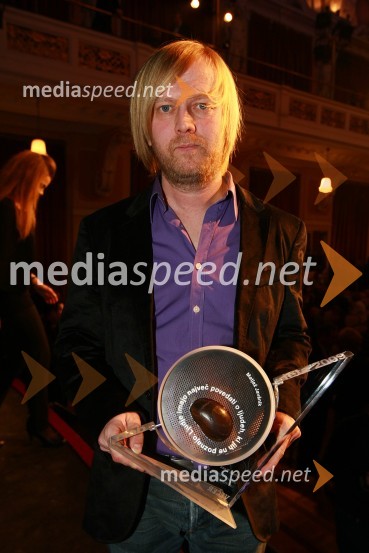 Matjaž Javšnik, igralec in zmagovalec akcije Bob leta 2009Bob leta 2009 in vljudna prošnja Večerovcev, naj se ga gostje letos ne napijejo...