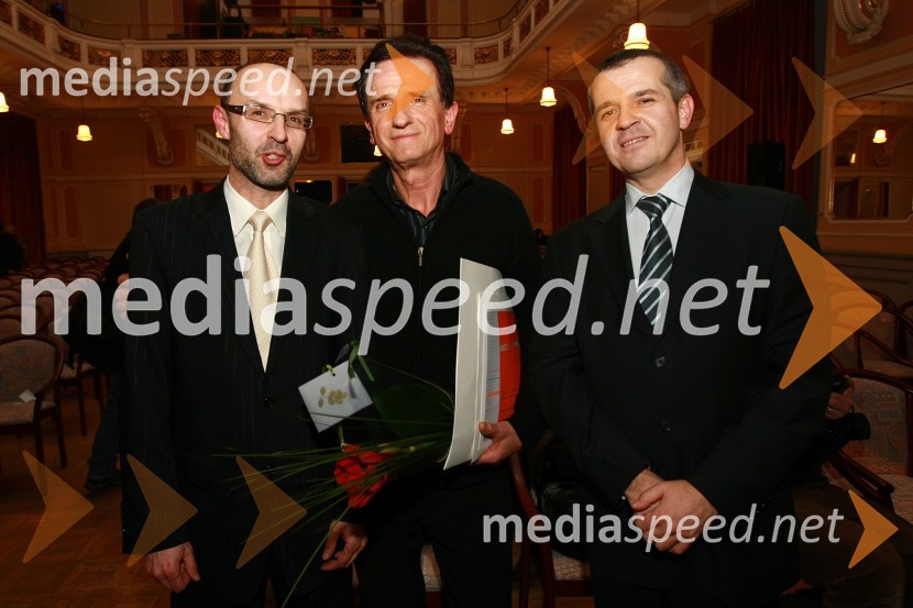 Tomaž Ranc, odgovorni urednik časnika Večer, Rajko Stropnik, dobitnik nagrade Bobov blog 2009 ter Uroš Skuhala, direktor in odgovorni urednik medijev ČZP Večer d.d.Bob leta 2009 in vljudna prošnja Večerovcev, naj se ga gostje letos ne napijejo...