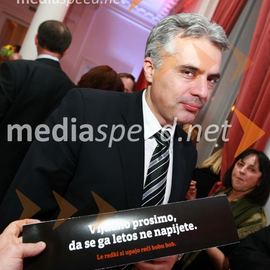 Danijel Lorbek, direktor Policijske uprave MariborBob leta 2009 in vljudna prošnja Večerovcev, naj se ga gostje letos ne napijejo...
