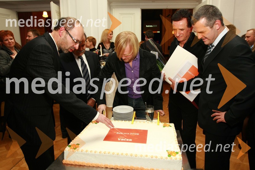 Tomaž Ranc, odgovorni urednik časnika Večer, dr. Radovan Stanislav Pejovnik, rektor Univerze v Ljubljani, Matjaž Javšnik, igralec in zmagovalec akcije Bob leta 2009, Rajko Stropnik, dobitnik nagrade Bobov blog 2009 ter Uroš Skuhala, direktor in odgovorni urednik medijev ČZP Večer d.d.Bob leta 2009 in vljudna prošnja Večerovcev, naj se ga gostje letos ne napijejo...