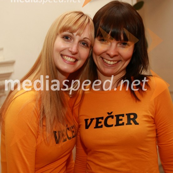 Jasmina Zidovnik in Sabina MaleBob leta 2009 in vljudna prošnja Večerovcev, naj se ga gostje letos ne napijejo...