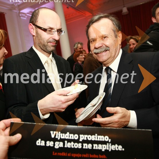 Tomaž Ranc, odgovorni urednik časnika Večer ter dr. Radovan Stanislav Pejovnik, rektor Univerze v Ljubljani.Bob leta 2009 in vljudna prošnja Večerovcev, naj se ga gostje letos ne napijejo...