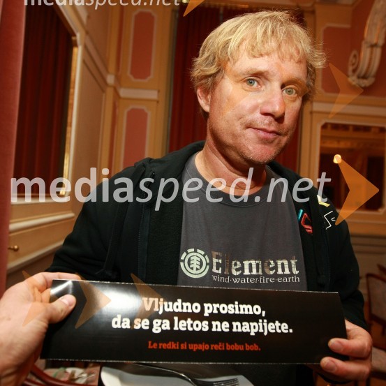Sašo Hribar, voditelj prireditve.Bob leta 2009 in vljudna prošnja Večerovcev, naj se ga gostje letos ne napijejo...