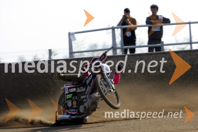 Jernej Kolenko (AMTK Ljubljana) med padcemSPEEDWAY, 2. dirka DP ekip Slovenije, Avstrije in Hrvaške