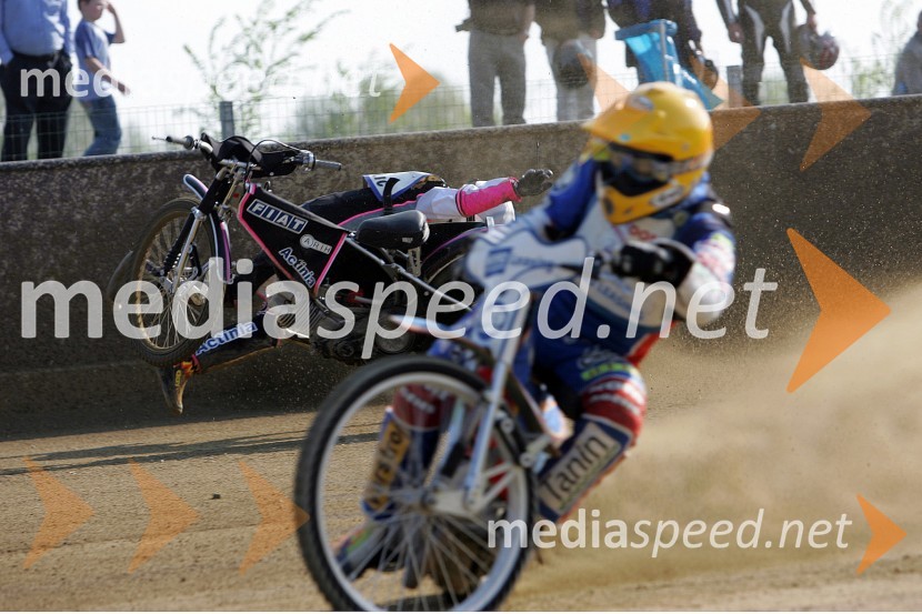 Izak Šantej (AMD Krško), v ozadju Jernej Kolenko (AMTK Ljubljana) med padcemSPEEDWAY, 2. dirka DP ekip Slovenije, Avstrije in Hrvaške