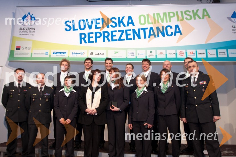 Ljubica Jelušič, ministrica za obrambo z zaposlenimi pri slovenski vojskiPredstavitev olimpijske delegacije Slovenije