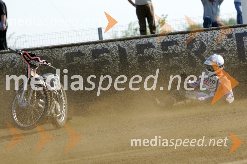 Jernej Kolenko (AMTK Ljubljana) med padcemSPEEDWAY, 2. dirka DP ekip Slovenije, Avstrije in Hrvaške
