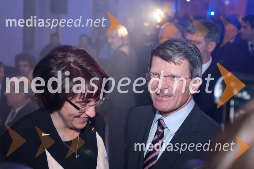 Ljubica Jelušič, ministrica za obrambo in Stane Valant, direktor Nacionalne finančne družbe d.d in predsednik Smučarske zveze SlovenijePredstavitev olimpijske delegacije Slovenije