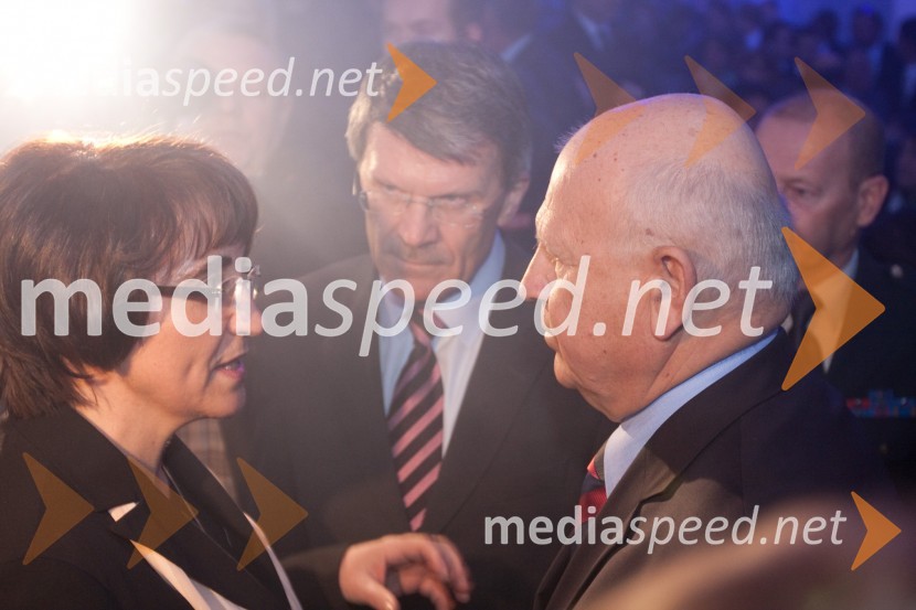 	Ljubica Jelušič, ministrica za obrambo, Stane Valant, direktor Nacionalne finančne družbe d.d in predsednik Smučarske zveze Slovenije in Janez Kocijančič, predsednik olimpijskega komitejaPredstavitev olimpijske delegacije Slovenije