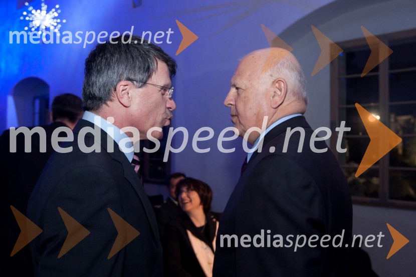 Stane Valant, direktor Nacionalne finančne družbe d.d in predsednik Smučarske zveze Slovenije in Janez Kocijančič, predsednik olimpijskega komitejaPredstavitev olimpijske delegacije Slovenije