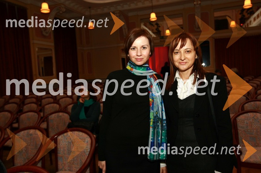 Jana Lutarič, odnosi z javnostmi ČZP Večer, d.d. in Marija Miličevič, vodja marketinških projektov ČZP Večer, d.d.Bob leta 2009 in vljudna prošnja Večerovcev, naj se ga gostje letos ne napijejo...