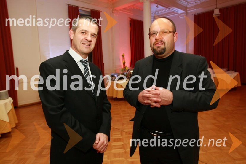 Uroš Skuhala, direktor in odgovorni urednik medijev ČZP Večer d.d. in dr. Matevž TomšičBob leta 2009 in vljudna prošnja Večerovcev, naj se ga gostje letos ne napijejo...