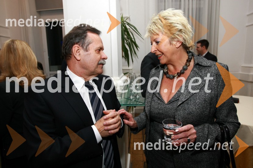 Dr. Radovan Stanislav Pejovnik, rektor Univerze v Ljubljani in Jasna Dominko Baloh, direktorica izobraževalnega podjetja DobaBob leta 2009 in vljudna prošnja Večerovcev, naj se ga gostje letos ne napijejo...