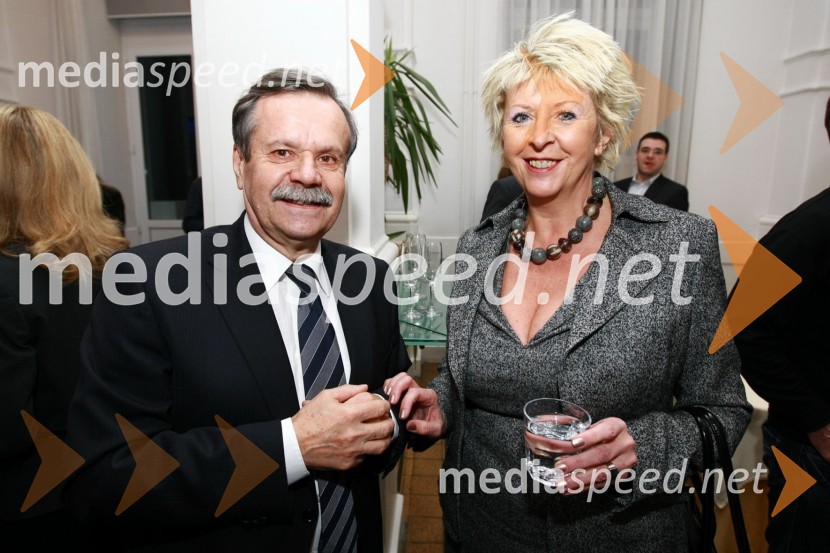 Dr. Radovan Stanislav Pejovnik, rektor Univerze v Ljubljani in Jasna Dominko Baloh, direktorica izobraževalnega podjetja DobaBob leta 2009 in vljudna prošnja Večerovcev, naj se ga gostje letos ne napijejo...